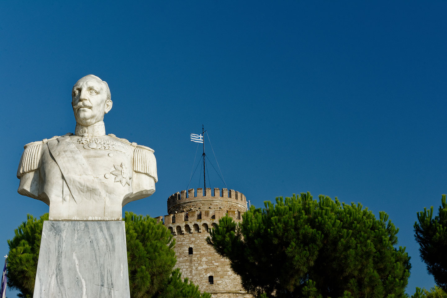 Weisser Turm in Thessaloniki, im Vordergrund Büste von Nikolaos Votsis